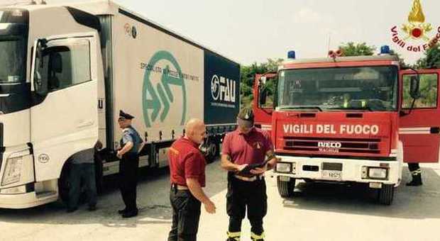 I vigili del fuoco ed i carabinieri accanto al camion della Fau