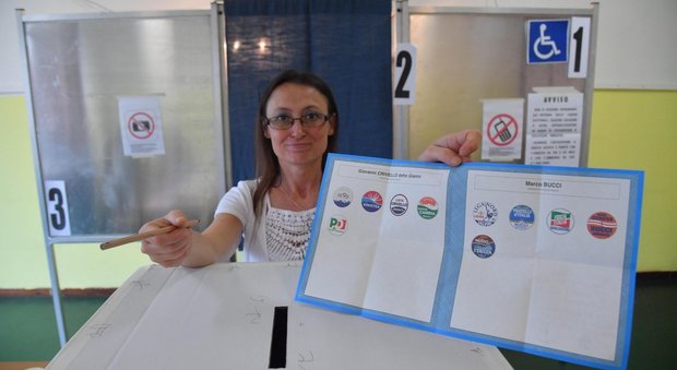 Un momento delle votazioni per il ballottaggio elettorale per il sindaco di Genova (Ansa)
