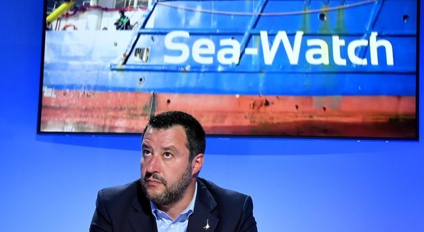 Caso Sea Watch, la Ong: «Non sbarcheremo i naufraghi a Tripoli». Salvini: «Li stanno sequestrando»