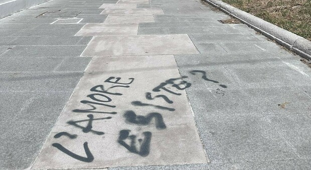 Via XXIX Settembre, vandali all’attacco ad Ancona: già sfregiata la nuova pavimentazione