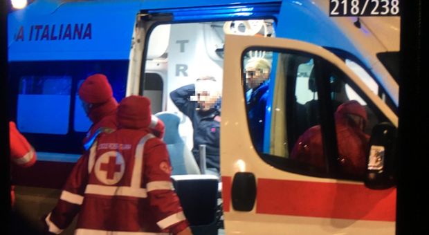 Lazio-Roma, scontri al Lungotevere tra tifosi e forze dell'ordine: un agente ferito