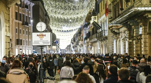 Roma, assembramenti per lo shopping natalizio: chiuso un tratto di via del Corso. Stop anche a due stazioni della metro
