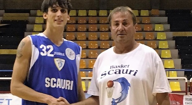 L'ala Angelo Luzza con il presidente del Basket Scauri Roberto Di Cola
