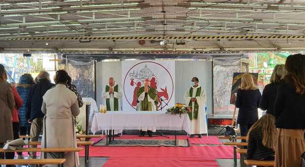 Il vescovo Bassetti ha celebrato la messa al Luna Park di Perugia