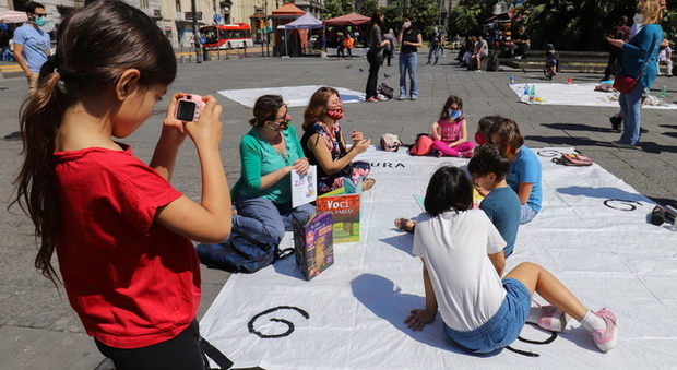 Scuole chiuse a Napoli, genitori e bambini in piazza contro la didattica a distanza