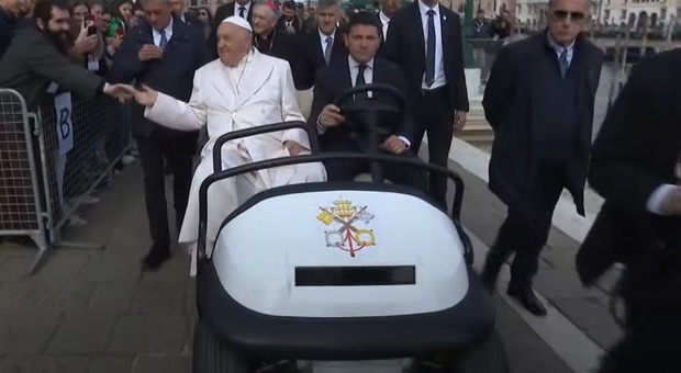 Papa Francesco a Venezia abbraccia gli artisti e manda messaggi alla politica: «Servono luoghi in cui nessuno è emarginato»