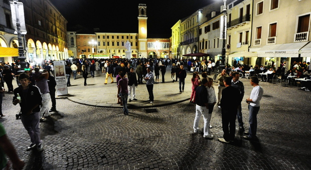 Una immagine di archivio di una Notte bianca in centro a Rovigo