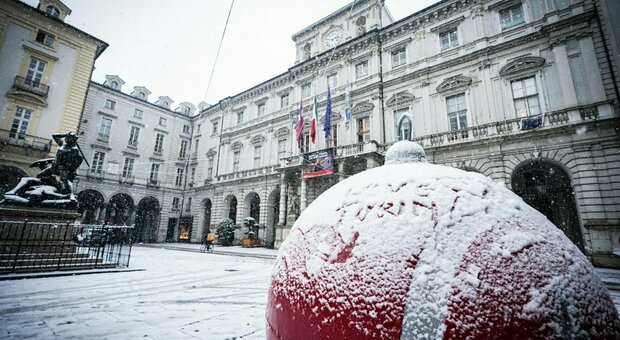 Meteo, torna la neve in Italia: fiocchi a Torino, allerta su Lazio e Campania