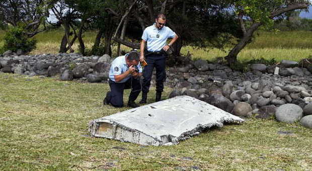 Il mistero del volo MH370, trovato un altro frammento di un Boing 777 sulla spiaggia dell'isola di Reunion
