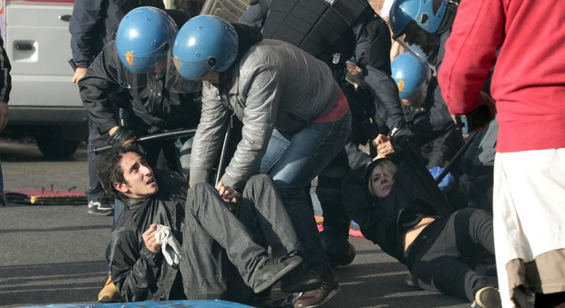 Roma, colpì un manifestante senza ragione con lo sfollagente: agente condannato a 4 mesi di carcere