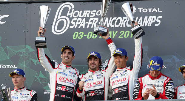 Fernando Alonso festeggia la vittoria a Spa con i compagni di squadra Buemi (a sinistra) e Nakajima (a destra)
