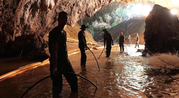 Baby calciatori intrappolati in grotta, riprese le operazioni di salvataggio