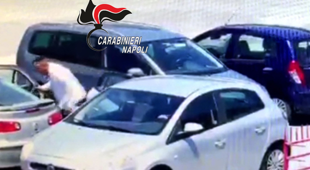 Ruba dalle auto dei turisti in visita agli Scavi di Pompei: telecamere lo inchiodano