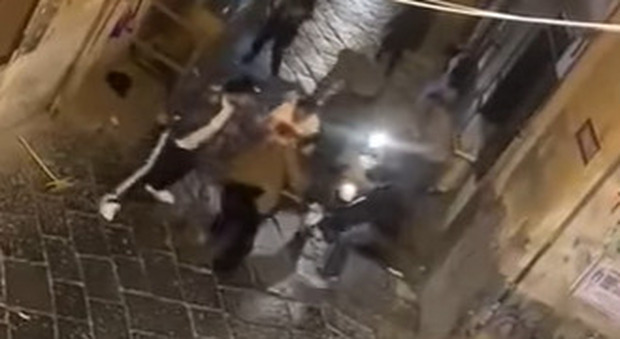 Napoli, afgano massacrato di botte in strada: «Sei un ladro»