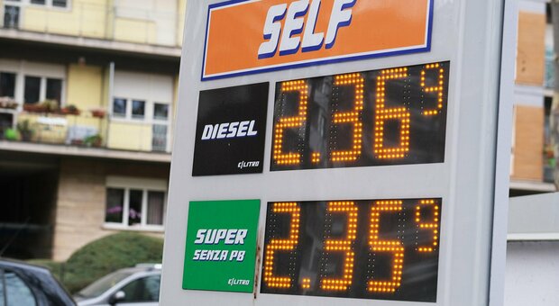 Benzina e bollette, quando caleranno i prezzi? «Decreto pronto in settimana», ma serviranno altri interventi