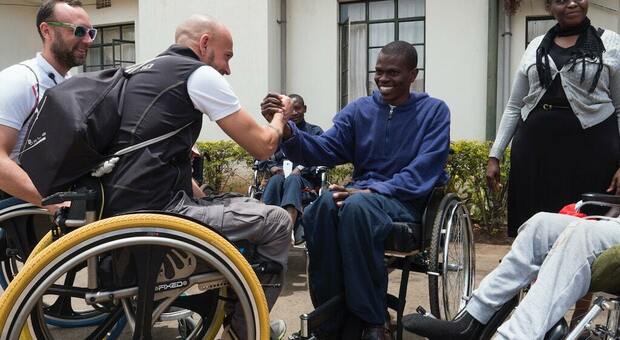 Dal Kenya al Kilimangiaro con le protesi alle gambe: l’impresa di Andrea Lanfri e Massimo Coda per aiutare i disabili di Nairobi