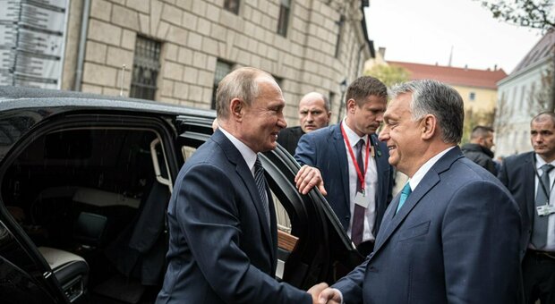 Il presidente russo Vladimir Putin con il primo ministro dell'Ungheria Viktor Orban