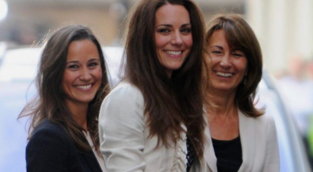 Kate Middleton, mamma Carole le è sempre accanto: «Anche a lei sta soffrendo». Le parole dell'esperto reale