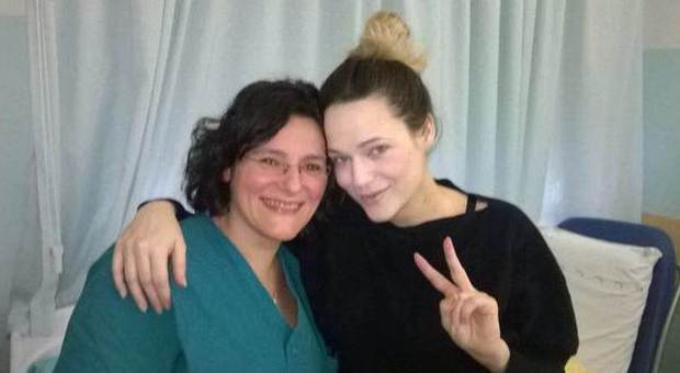 Laura Chiatti con l'ostetrica Marta Monni prima di lasciare l'ospedale