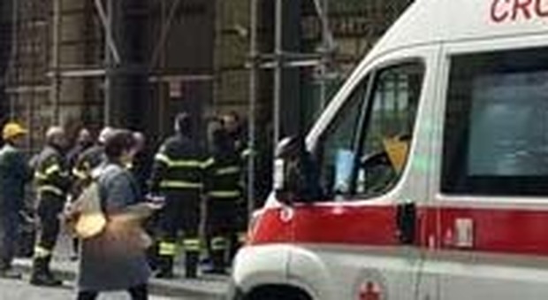 Napoli, terrore in via dei Mille: tre operai feriti in un incidente sul lavoro