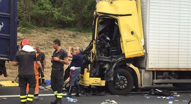 Schianto tra Tir sull'autostrada Napoli-Roma: camionista in fin di vita