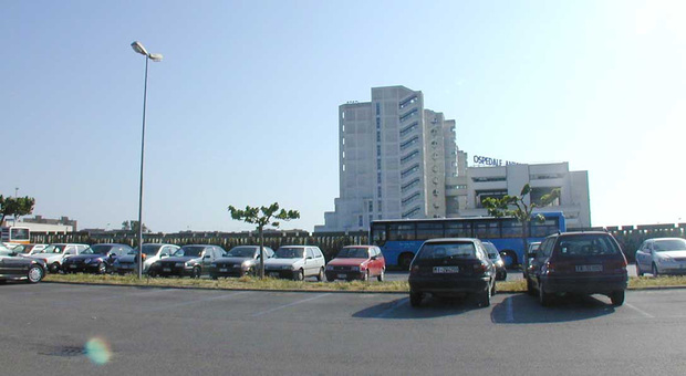 Il parcheggio dell'ospedale Antonio Perrino
