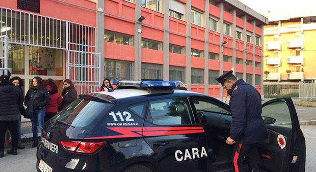 I carabinieri davanti alla scuola (foto Max Frigione)