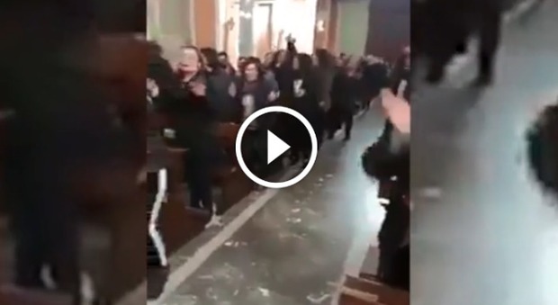 Flash mob e cori da stadio in chiesa, il video fa il giro del web: "Chi non salta non ci crede, oh!"