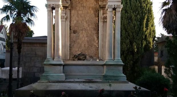 Napoli, furto a rate al cimitero di Poggioreale: distrutto il Monumento della Sposa