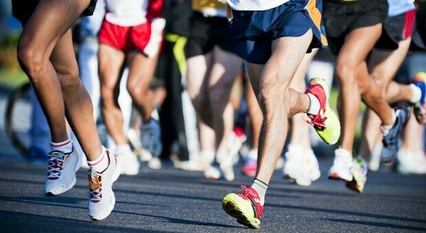 Ventunenne taglia il traguardo della mezza maratona di Elche in Spagna e poi muore