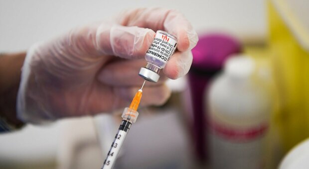 Soluzione fisiologica ai pazienti al posto del vaccino anti Covid, medico di base indagato a Falconara
