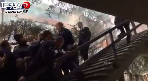 Carrara, esplode l'ira degli alluvionati: ​lanciano sassi contro il sindaco - guarda