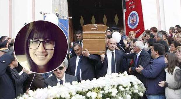 Salerno, uccisa dal bus: dolore ai funerali di Francesca. Il rettore: giorno terribile della mia vita
