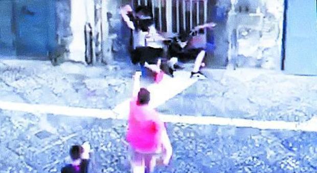 Napoli, bimbi giocano a Gomorra in strada, le mamme: «Il loro sogno è recitare in tv»