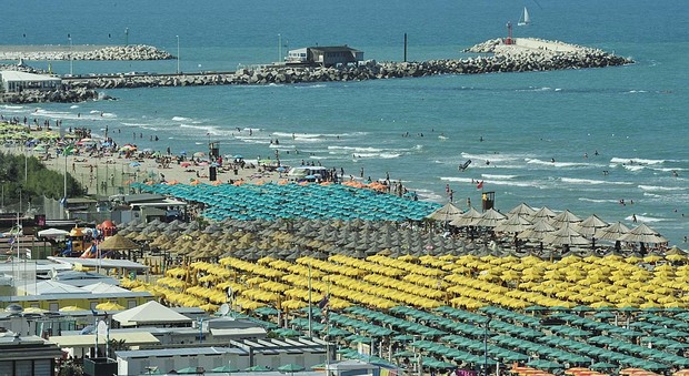 Pesaro, furti di telefonini in spiaggia Miriade di colpi, ladro condannato