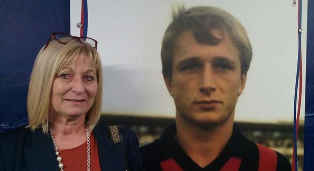 Donata Bergamini accanto a un poster del fratello Denis, calciatore del Cosenza morto in circostanze misteriose nell'89
