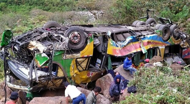 Perù, autobus fuori strada a tutta velocità: 20 morti e 14 feriti