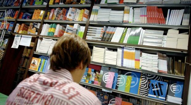 Libri, zaini e quaderni il ritorno in classe costa 250 euro in più