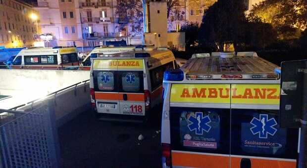 «Dodici ambulanze in coda e niente barelle, notte da incubo in ospedale», la denuncia
