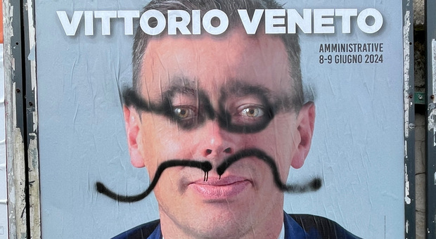 Vandali a Vittorio Veneto imbrattano i manifesti del candidato Gianluca Posocco: «Che onore essere scelto come tela, ho sempre voluto avere baffi e occhiali»