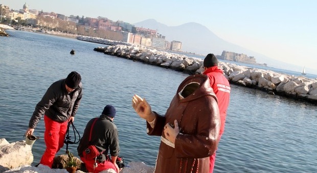 Choc a Napoli: decapitata la statua di padre Pio sul lungomare