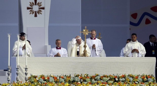 Colombia, oltre un milione di fedeli alla messa di papa Francesco a Bogotà