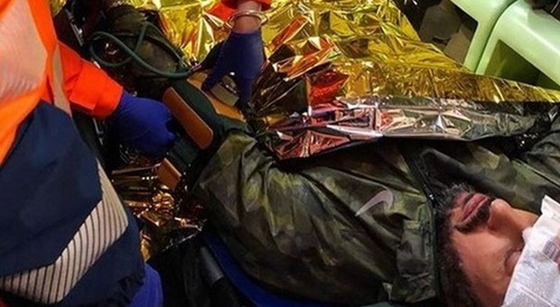 Fabrizio Corona aggredito nel bosco della droga: su Instagram foto in barella