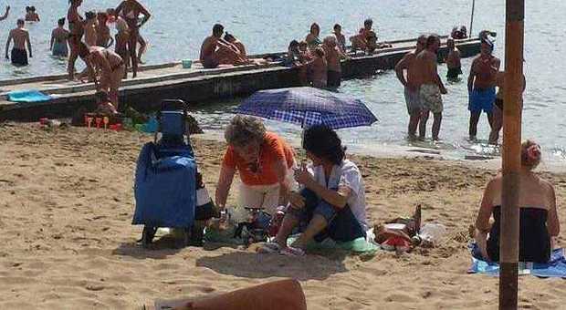 I turisti che si portano il fornelletto in spiaggia e si fanno il caffé