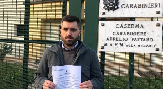 Il sindaco di Cadoneghe Marco Schiesaro con la denuncia presentata ai carabinieri