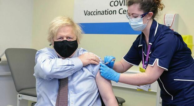 «Locali aperti solo ai vaccinati», bufera dopo la proposta di Boris Johnson. E il premier Gb ci ripensa