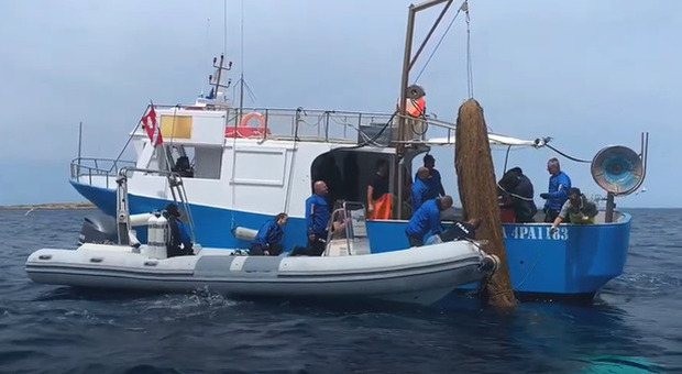 Sicilia, reti da pesca in disuso diventano zaini ecologici: il progetto Risacca vince «Green impact Med»