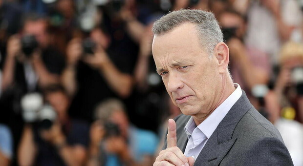 Tom Hanks, tremore alla mano alla prima australiana di Elvis: i fan in allarme per la salute della star
