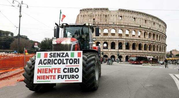 La sfilata dei trattori per le strade di Roma