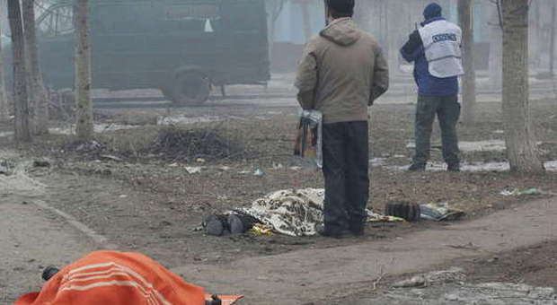Ucraina, piovono razzi su Mariupol: centrato un mercato, 27 morti e 97 feriti